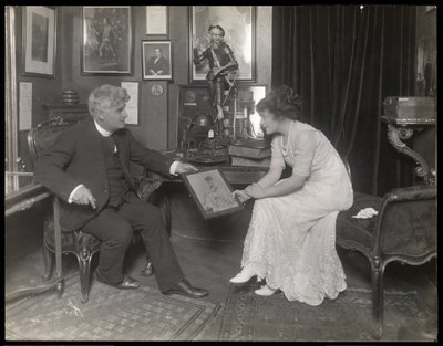 David Belasco mostrando un retrato a Frances Starr, después de 1909 de Byron Company